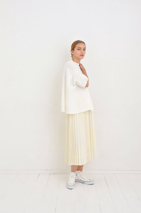Side Design Knit “Poma” LKL17HBL18_12,000yen
                Accordion Pleats Skirt “Lin” LKL17HSK2_13,000yen