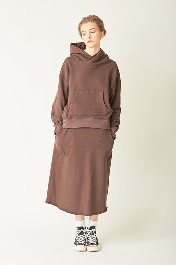 
                Design Hoodie"Kef"LKL18WBL6_15,800yen<br>
                A Line Skirt"Yufuvi"LKL18WSK3_12,800yen
