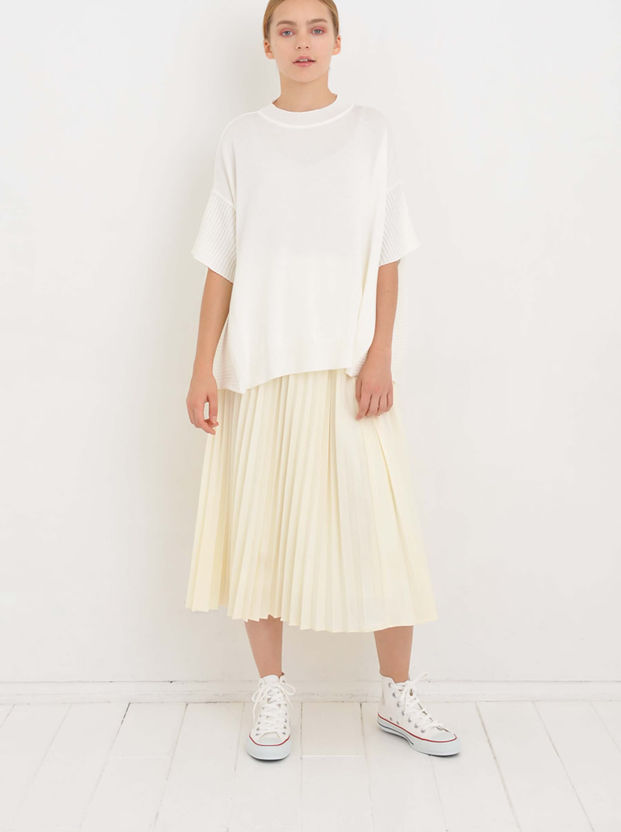 Side Design Knit “Poma” LKL17HBL18
Accordion Pleats Skirt “Lin” LKL17HSK2
